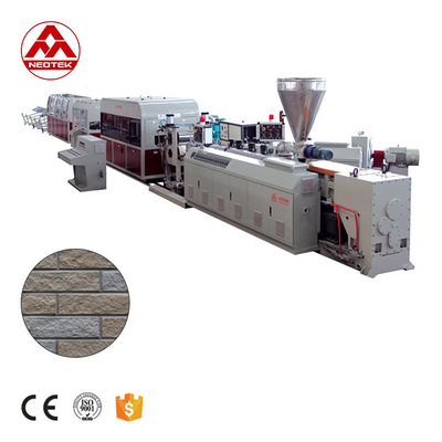 Línea de extrusión de revestimiento de piedra de PVC de rendimiento estable con sistema de alimentación de gránulos