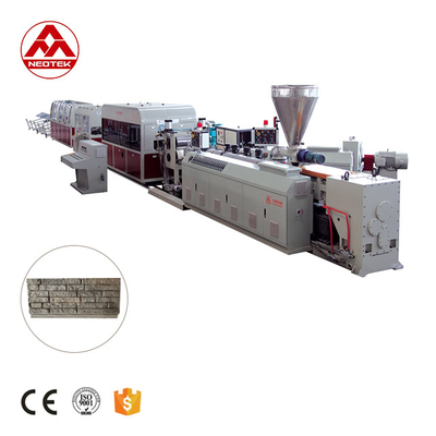 Linea de extrusión de revestimiento de piedra de PVC de 1 tornillo con relación L/D para una producción rápida y precisa