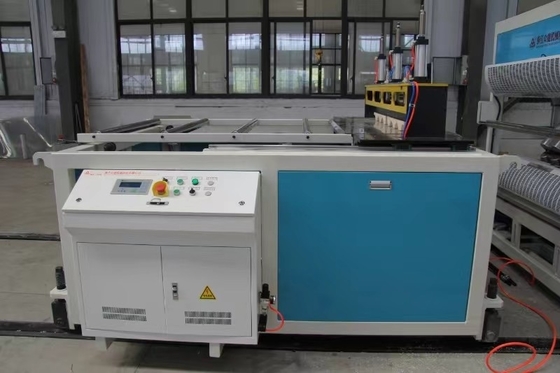Línea de extrusión de azulejos de vidrio de PVC con dimensiones de 25000x6000x3500 y velocidad de tornillo de 36 rpm