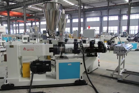 Línea de extrusión de azulejos de vidrio de PVC con dimensiones de 25000x6000x3500 y velocidad de tornillo de 36 rpm