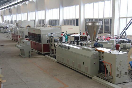 Línea de extrusión de hojas de mármol falso de PVC2 con potencia de 160 kW y relación L/D de tornillo