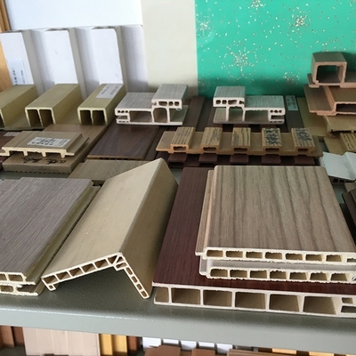 Máquina de extrusión de comercio para la línea de extrusión de perfiles de PVC WPC en la planta de fabricación