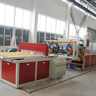 Línea de extrusión de perfiles de PVC con diseño