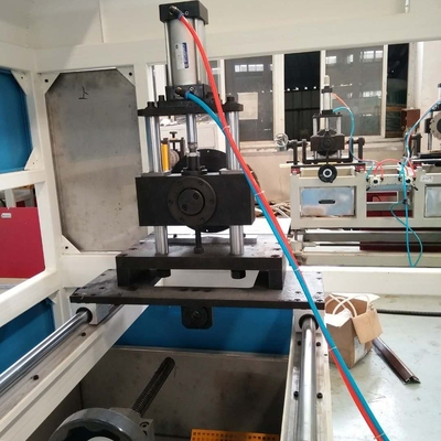 Proporción L/D de tornillo Otros 23500 KG Panel de techo de PVC Placa lateral Línea de extrusora de plástico