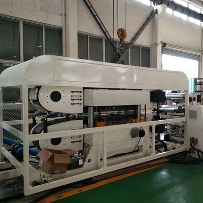 Proporción L/D de tornillo Otros 23500 KG Panel de techo de PVC Placa lateral Línea de extrusora de plástico