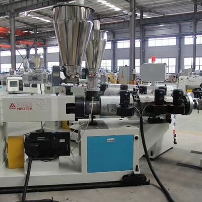 Máquina de extrusión automática de granulados de techo de plástico de ladrillo a medida