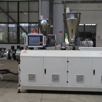 Máquina de extrusión automática de granulados de techo de plástico de ladrillo a medida