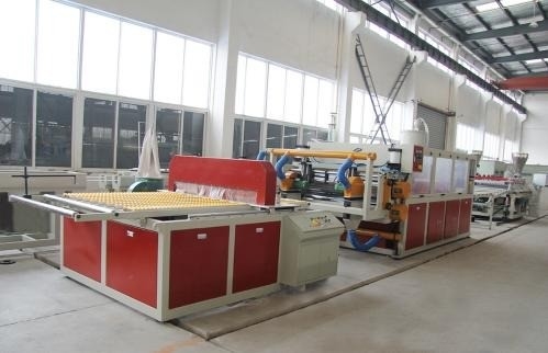 Línea de coextrusión de placa de espuma de PVC personalizada para planta de fabricación 26000x7000x4000