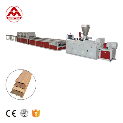 34.7 rpm Velocidad de tornillo rpm Línea de extrusión de paneles de pared WPC para productos personalizables