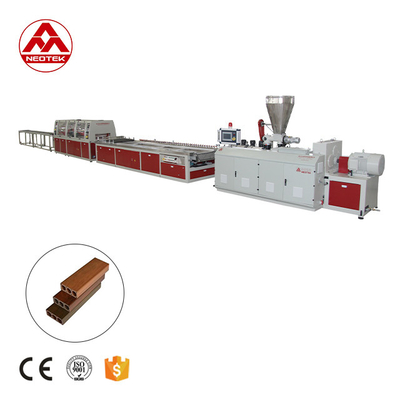 156 1 Relación L/D de tornillo línea de extrusión de paneles de pared WPC para paneles