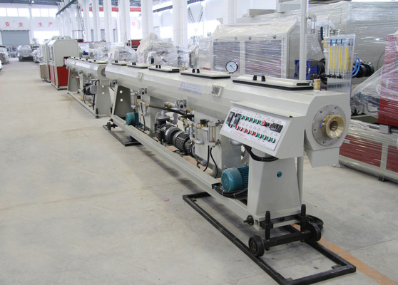 70kW de potencia Diseño de un solo tornillo LG63 Línea de extrusión de tuberías de PE de suministro de agua y gas