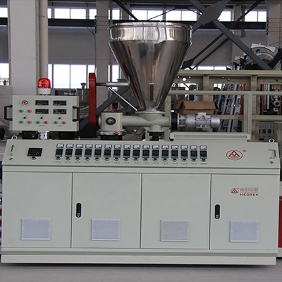 Tecnología de vanguardia Máquina de extrusión de puertas anchas WPC personalizada para productos de plástico