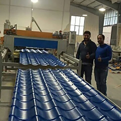 132 1 Proporción L/D de tornillo Doble tornillo laminado de techo de tejas de PVC Extrusora con una