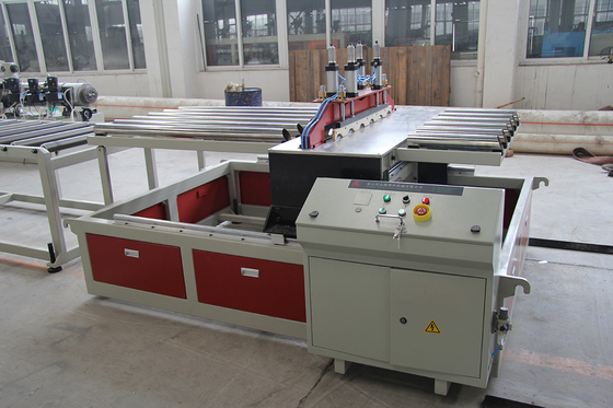 Línea de extrusión de azulejos de esmaltado de PVC de 230 kW de potencia para la producción de alta capacidad 22000 KG