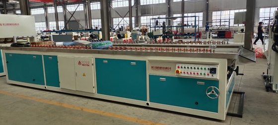 380V 50hz Línea de extrusión de láminas huecas de PVC de tensión con diseño de relación L/D de 1 tornillo 156