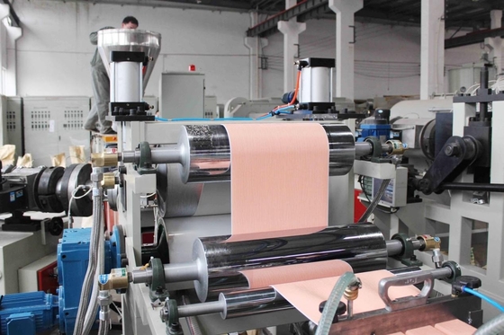 Línea de extrusión de revestimiento de revestimiento de PVC personalizable con voltaje de 380V 50hz y potencia de 250kW