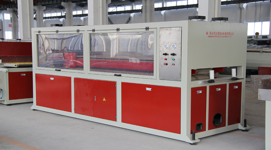 Línea de extrusión de revestimiento de piedra de PVC de doble tornillo de 160 kW con doble tornillo