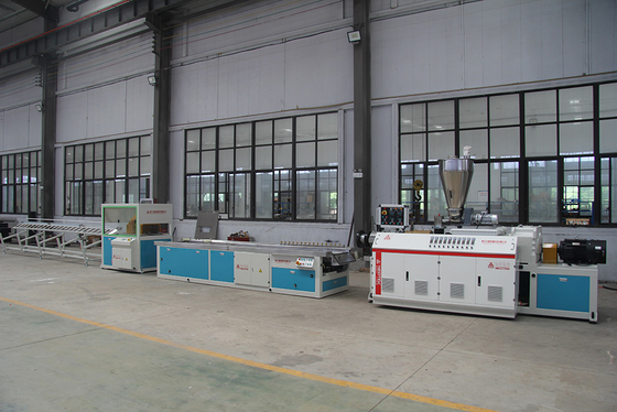YF240 línea de extrusión WPC de base de PP PE con capacidad de 12800 KG y velocidad de tornillo de 32,9 rpm