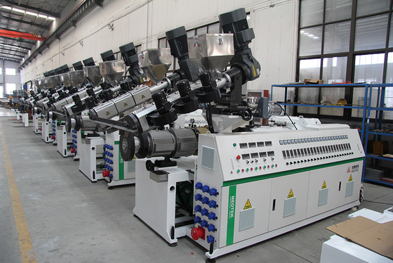 YF240 línea de extrusión WPC de base de PP PE con capacidad de 12800 KG y velocidad de tornillo de 32,9 rpm