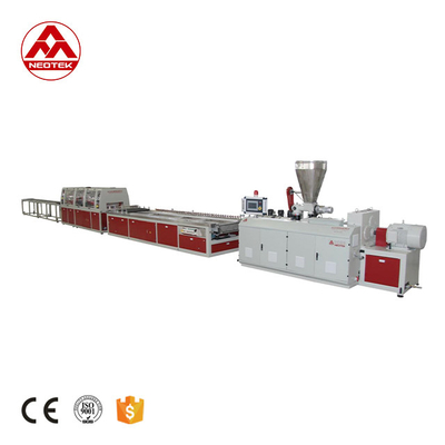 32.9 rpm Velocidad de tornillo Línea de extrusión WPC basada en PVC fabricada para plantas de fabricación