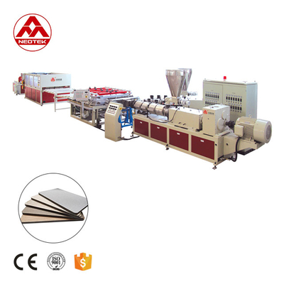 Línea de coextrusión de placa de espuma de PVC con material de tornillo de 38CrMoALA y velocidad de tornillo de 34,7 rpm